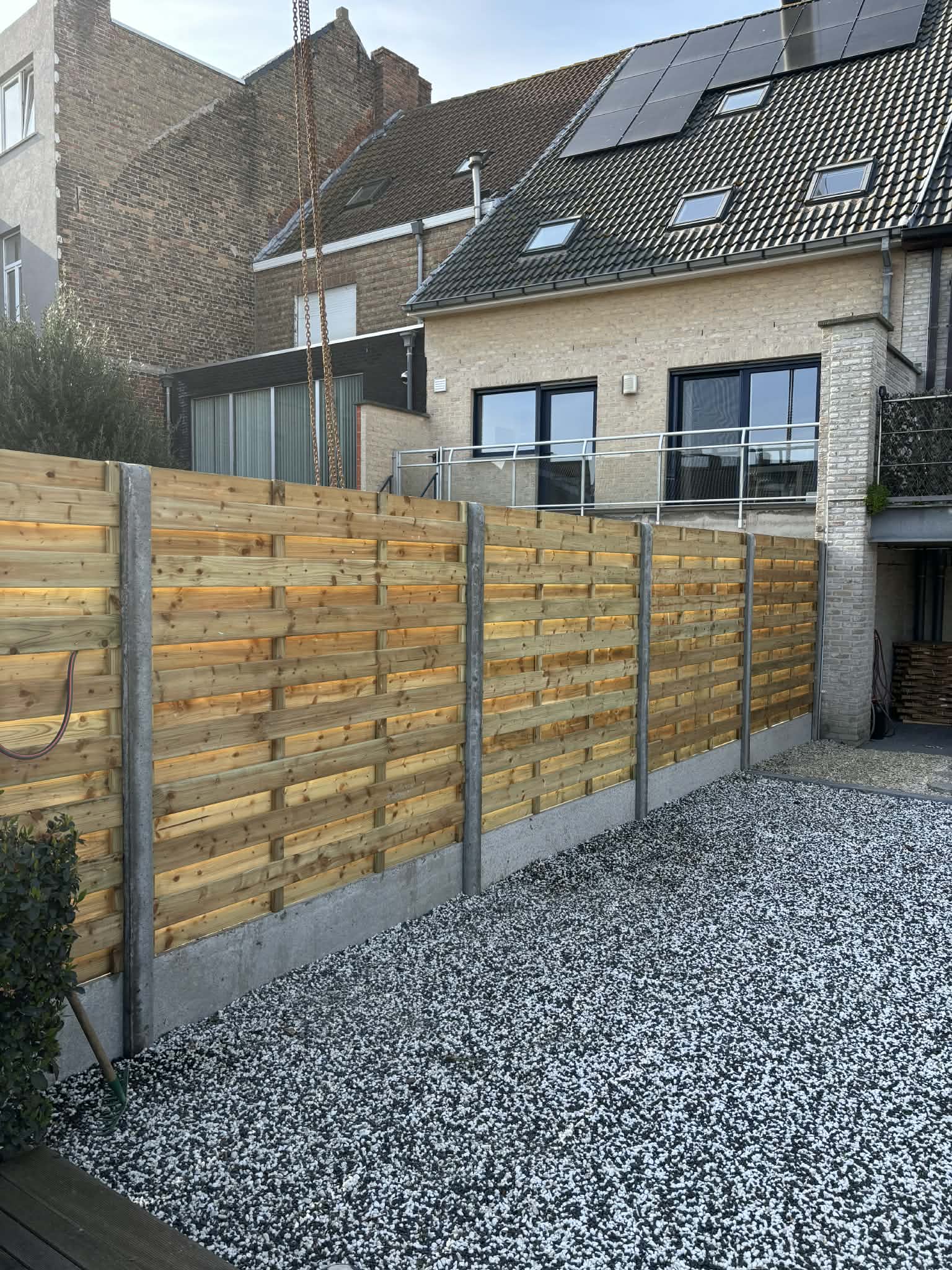 Houten schermen met betonpalen en onderplaat