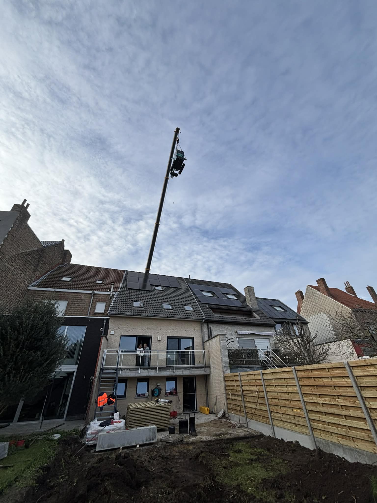 Plaatsing van houten schermen met een kraan