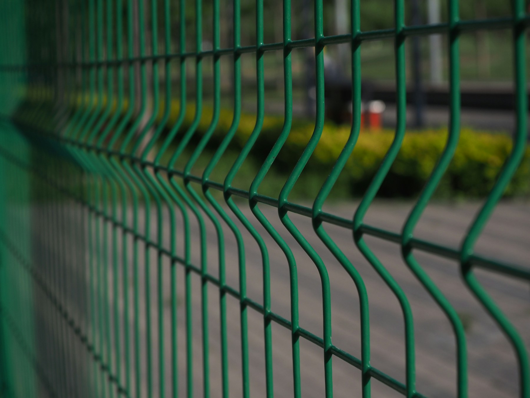 Stijve draadpanelen rond een tuin