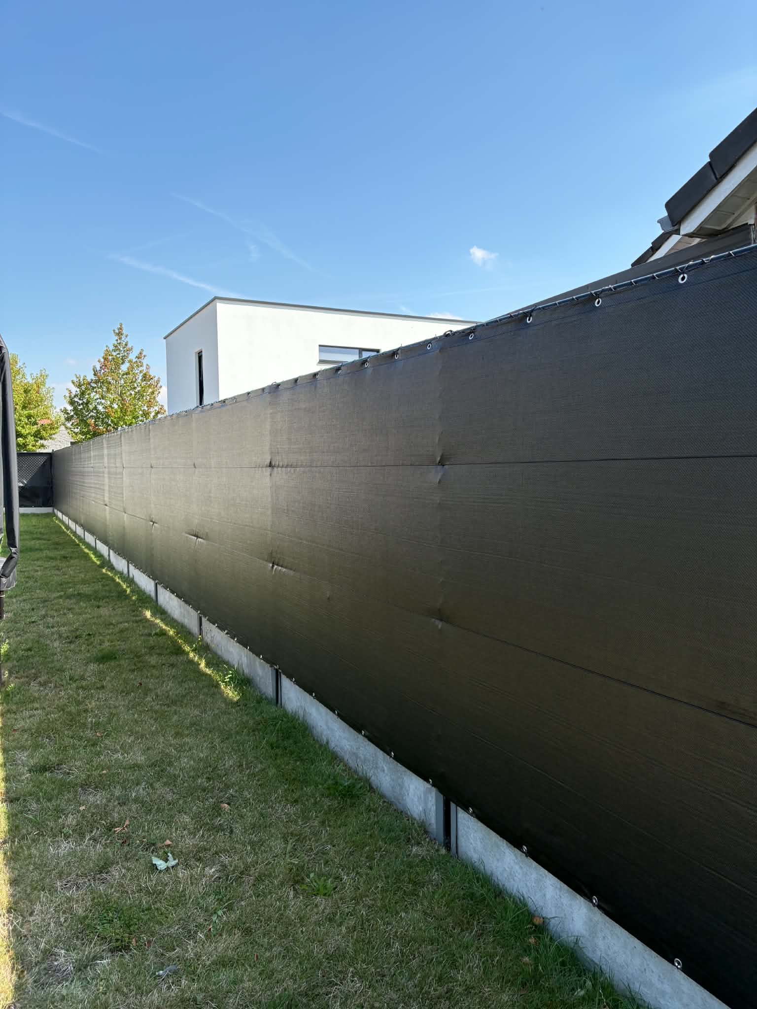 Zwart zichtdoek langs een lange draadafsluiting