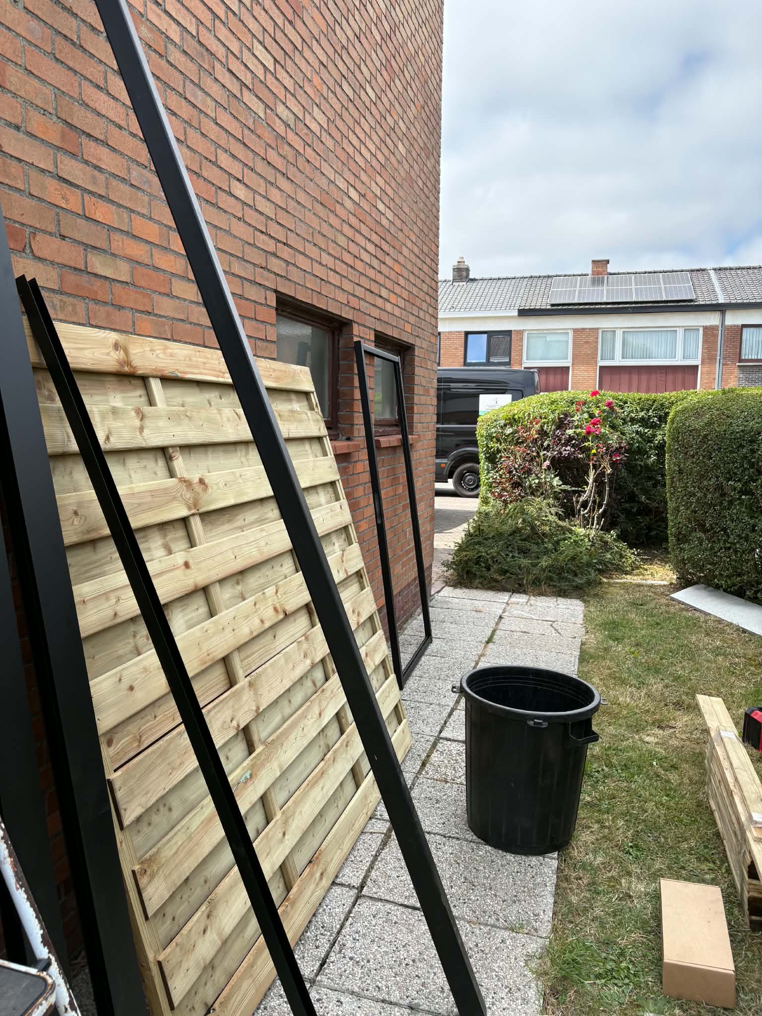 houtenscherm + poort geplaatst door Watty Afsluitingen in Zandvoorde