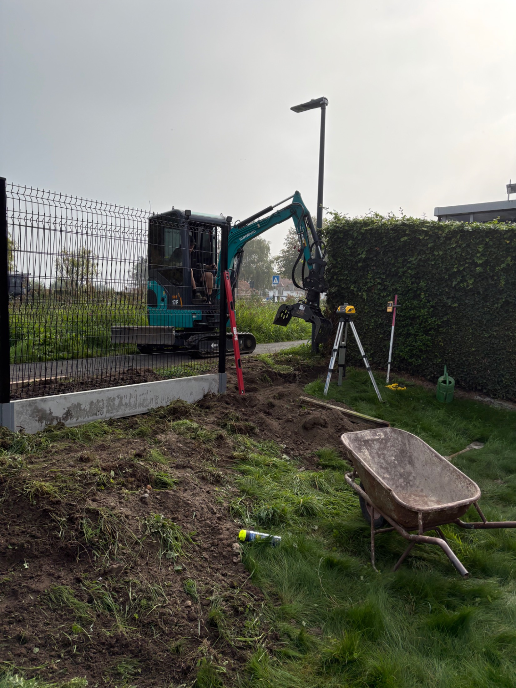 3d panelen met betonnen onderplaat geplaatst door Watty Afsluitingen in Oudenburg