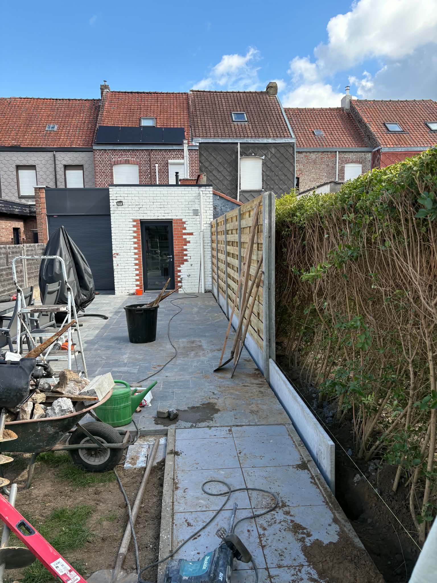 Houtenscherm afsluiting met nodige afwerking tegen onkruid geplaatst door Watty Afsluitingen in Wervik