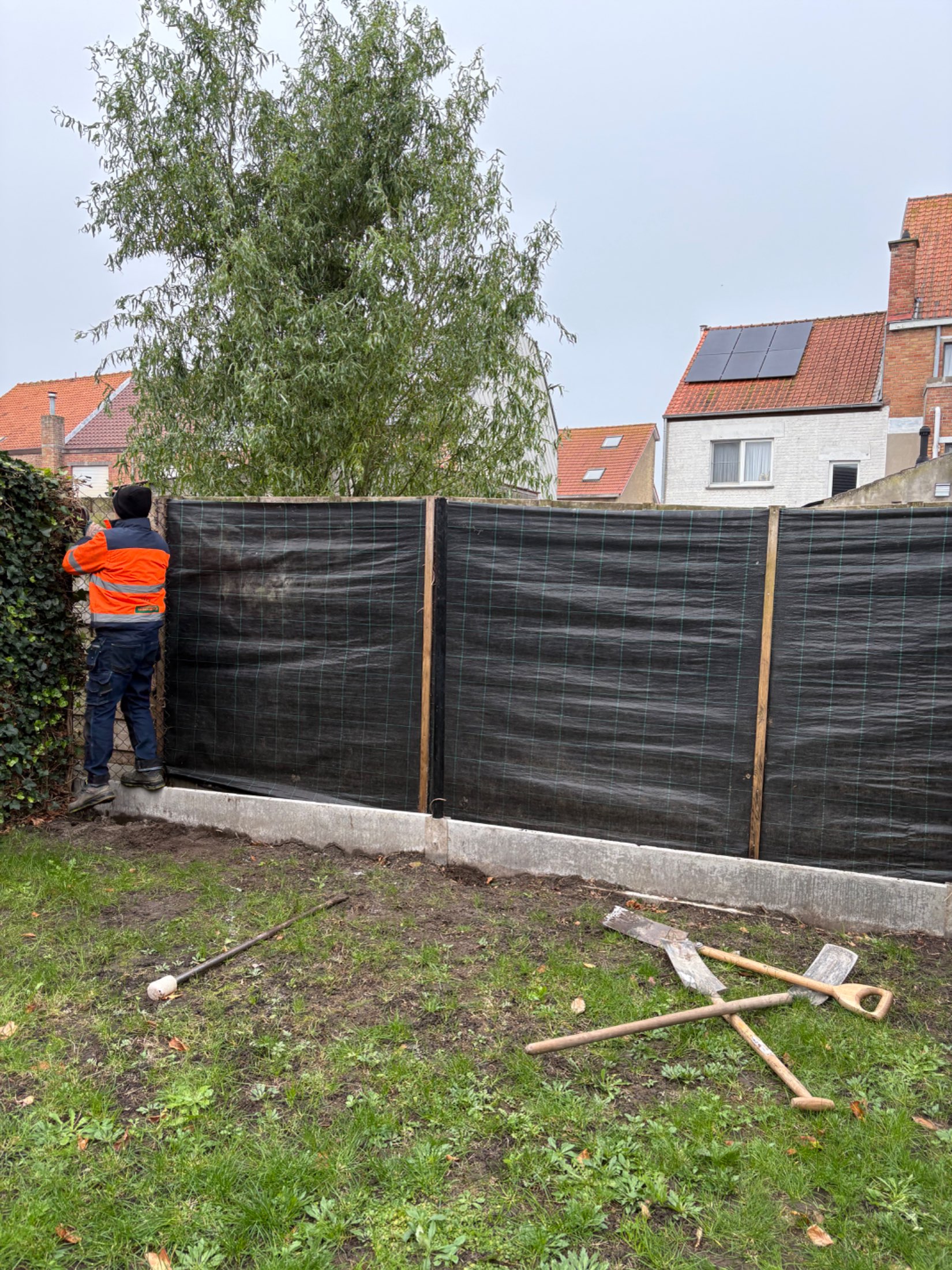 Thermowood tand en groef met alu palen geplaatst door Watty Afsluitingen in Bredene