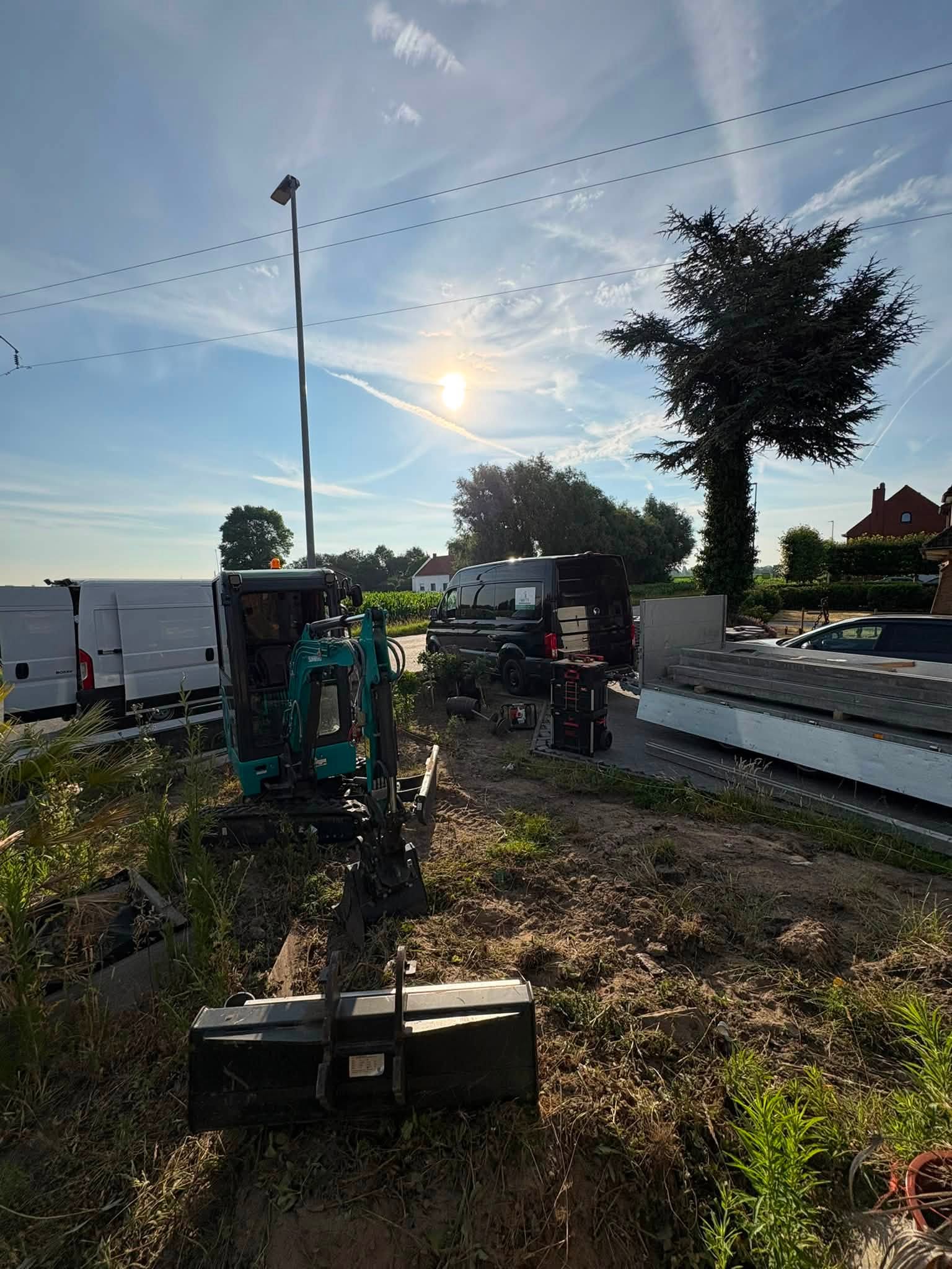houtenscherm afsluiting op verschillende niveaus geplaatst door Watty Afsluitingen in Zandvoorde