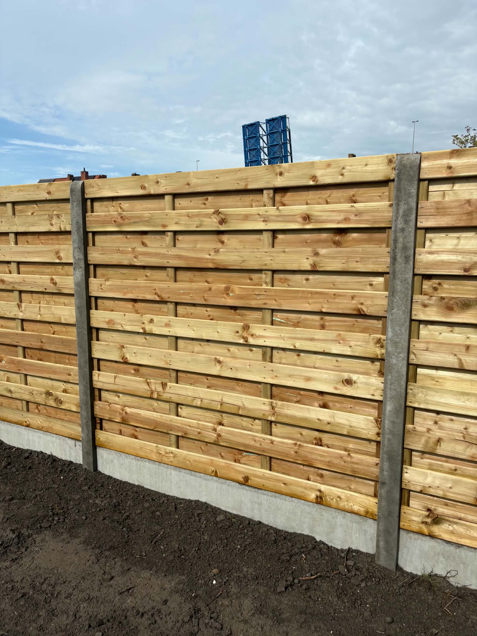 houten scherm afsluiting met betonpalen geplaatst door Watty Afsluitingen in Zeebrugge
