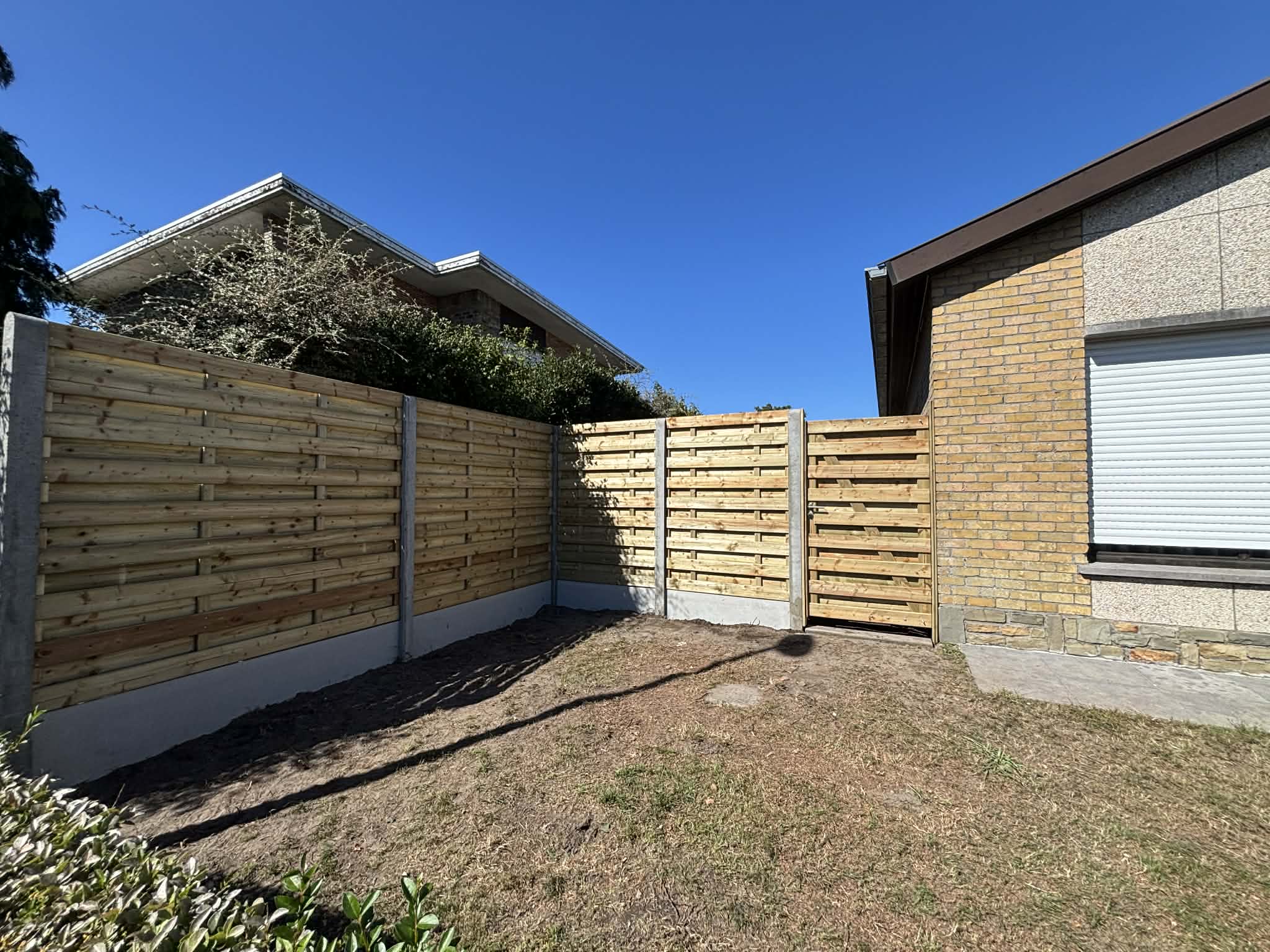 Houtenschermen + poort geplaatst door Watty Afsluitingen in Oudenburg