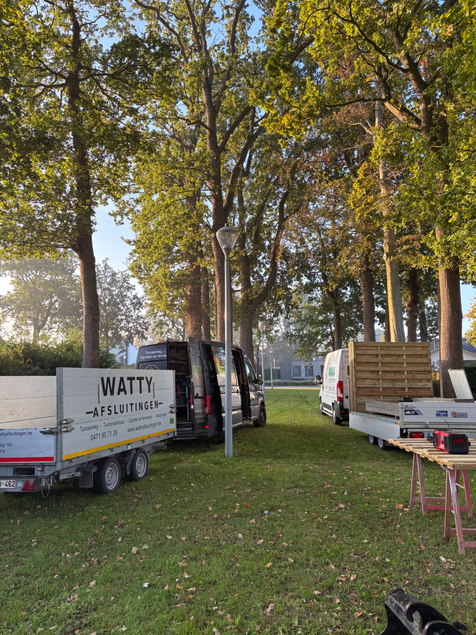 Houten schermen met betonpalen geplaatst door Watty Afsluitingen in Brugge