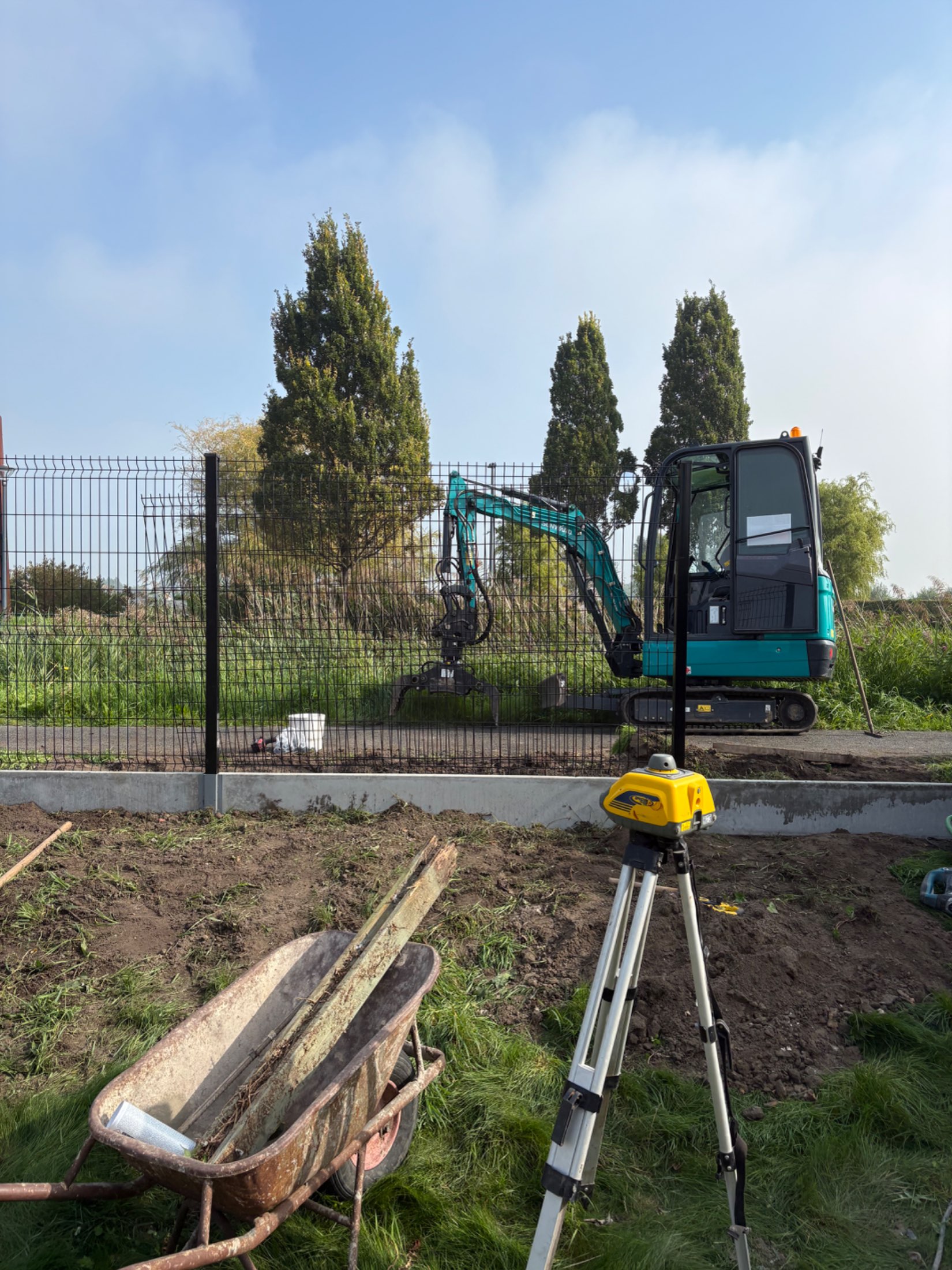 3d panelen met betonnen onderplaat geplaatst door Watty Afsluitingen in Oudenburg