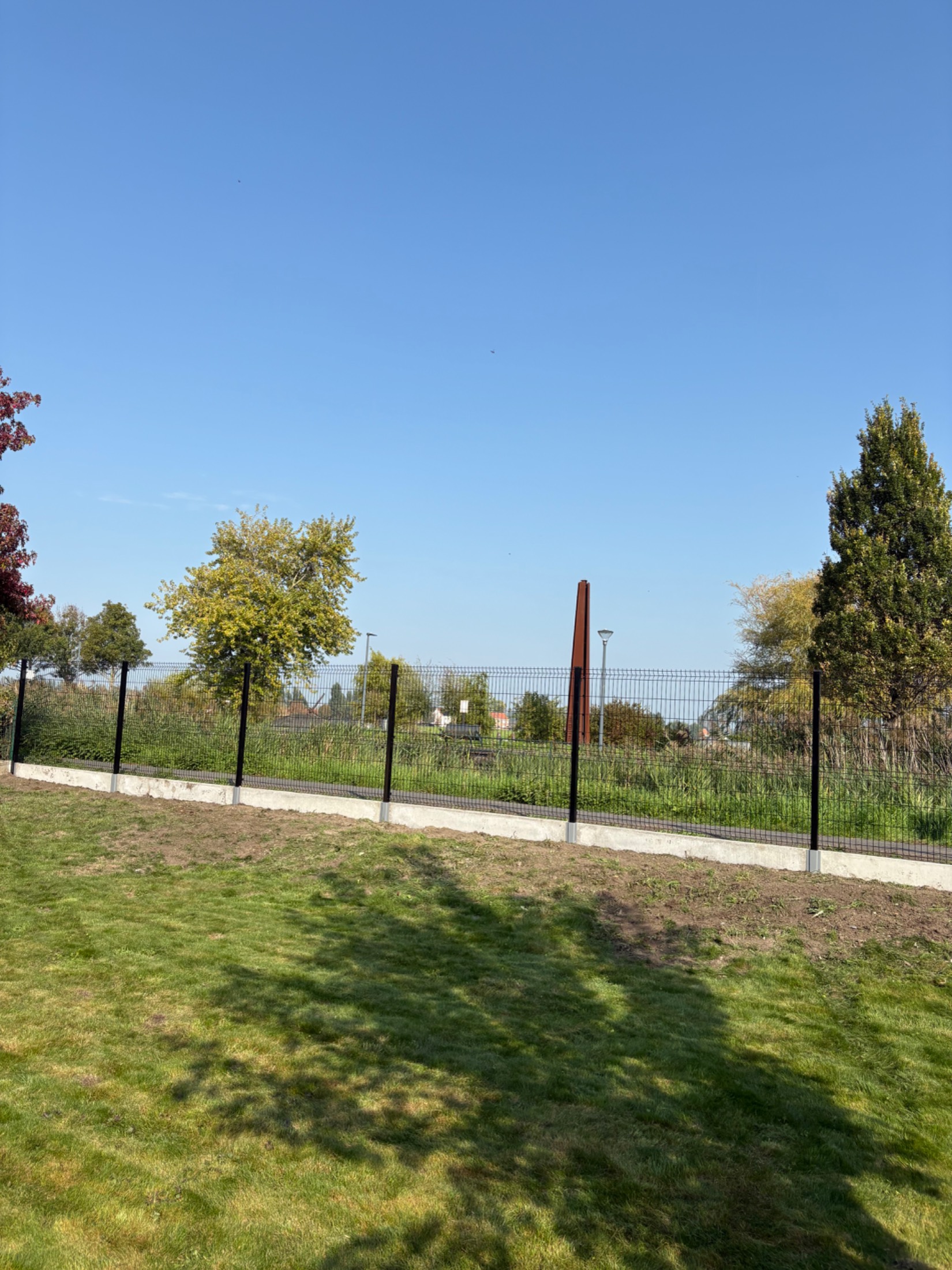 3d panelen met betonnen onderplaat geplaatst door Watty Afsluitingen in Oudenburg