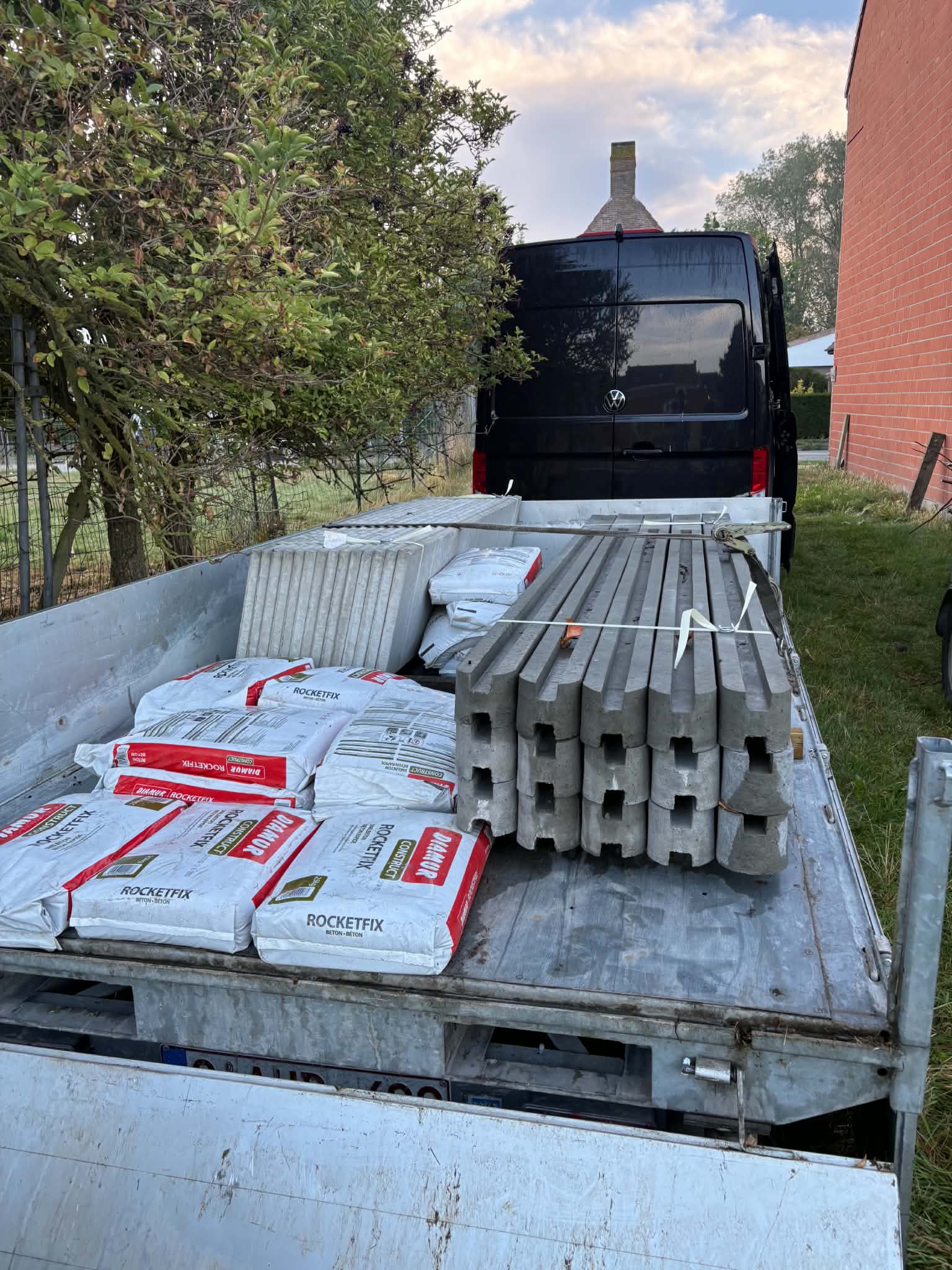 houten scherm afsluiting met betonpalen geplaatst door Watty Afsluitingen in Zeebrugge