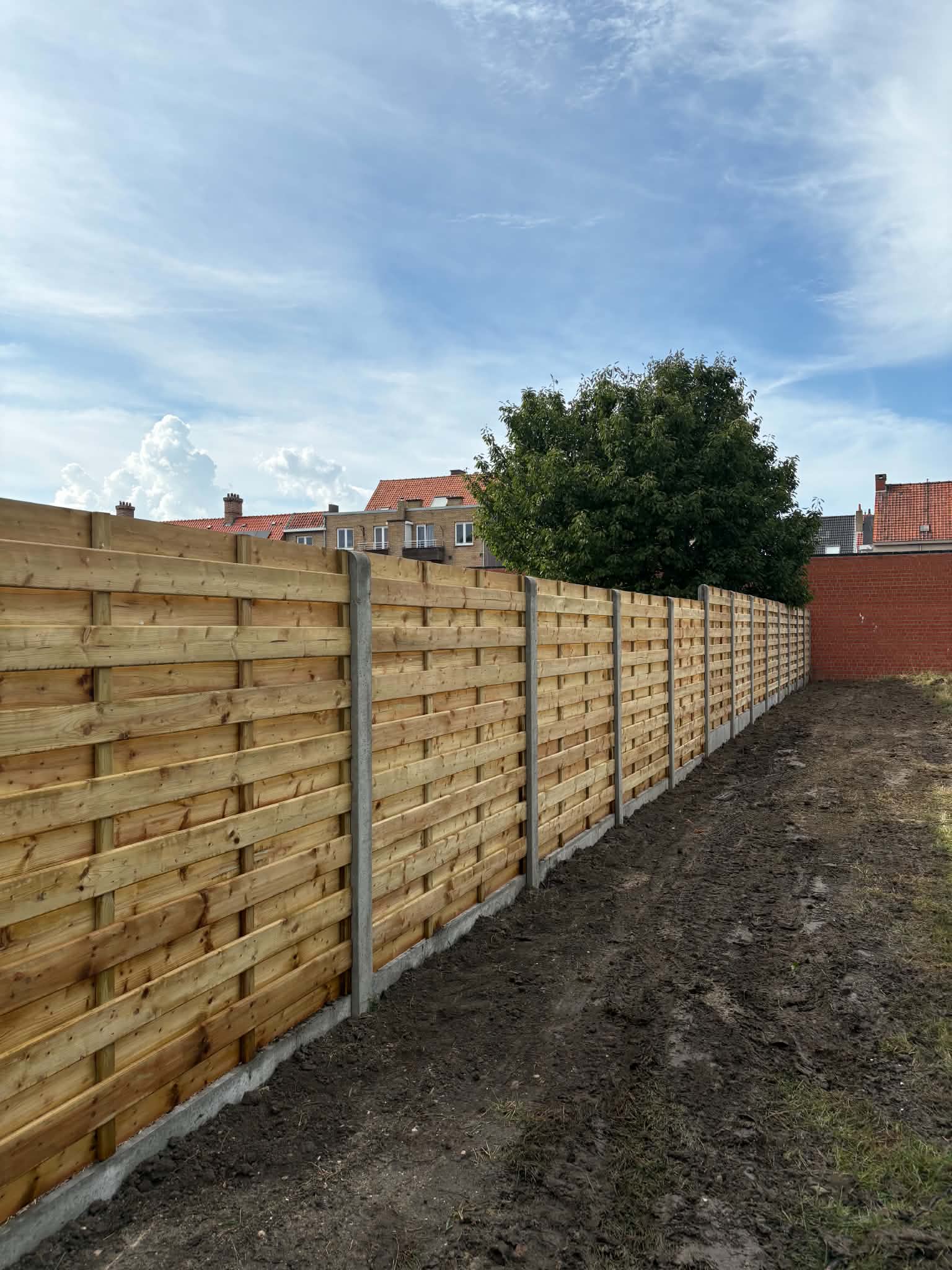 houten scherm afsluiting met betonpalen geplaatst door Watty Afsluitingen in Zeebrugge