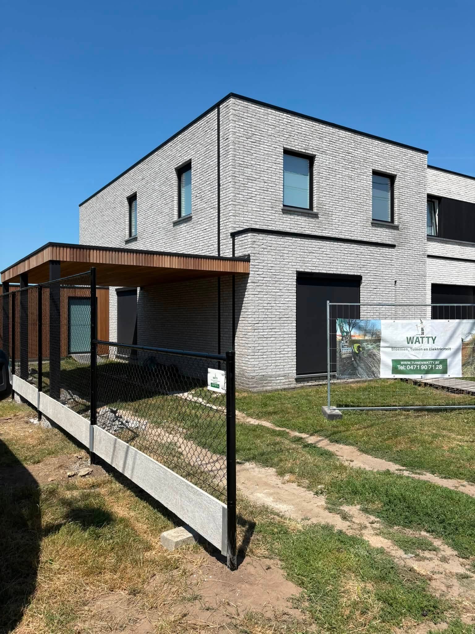 Draadafsluiting 180cm + betonplaat geplaatst door Watty Afsluitingen in Torhout