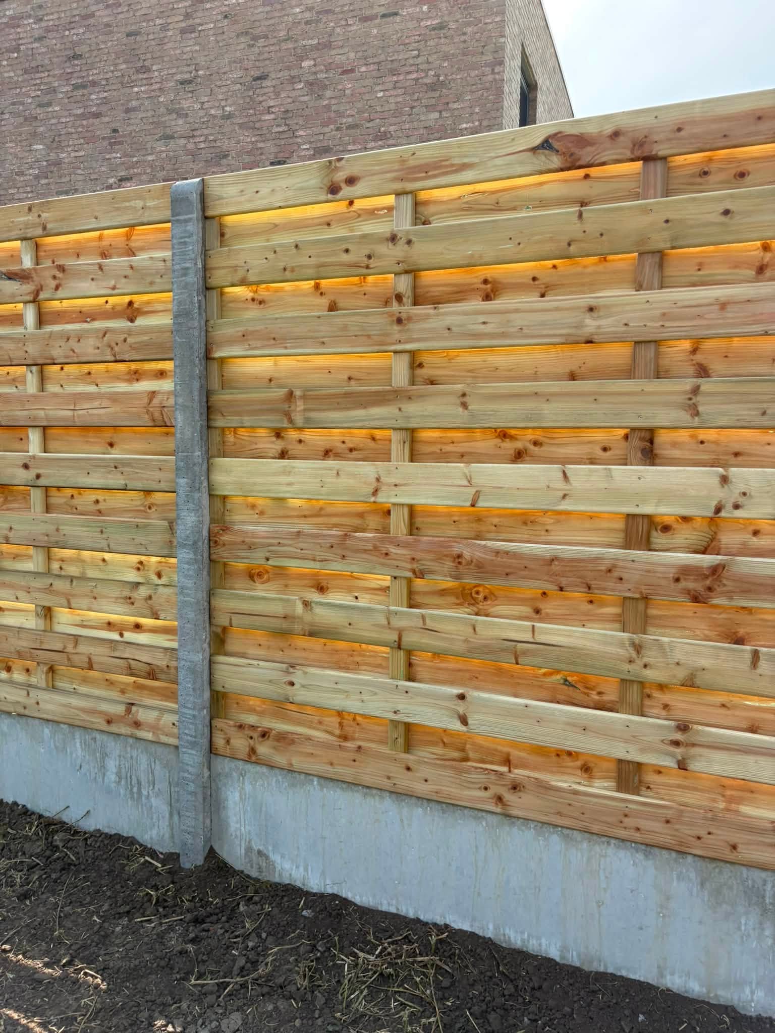 plaatsen houtenscherm afsluiting geplaatst door Watty Afsluitingen in Slijpe