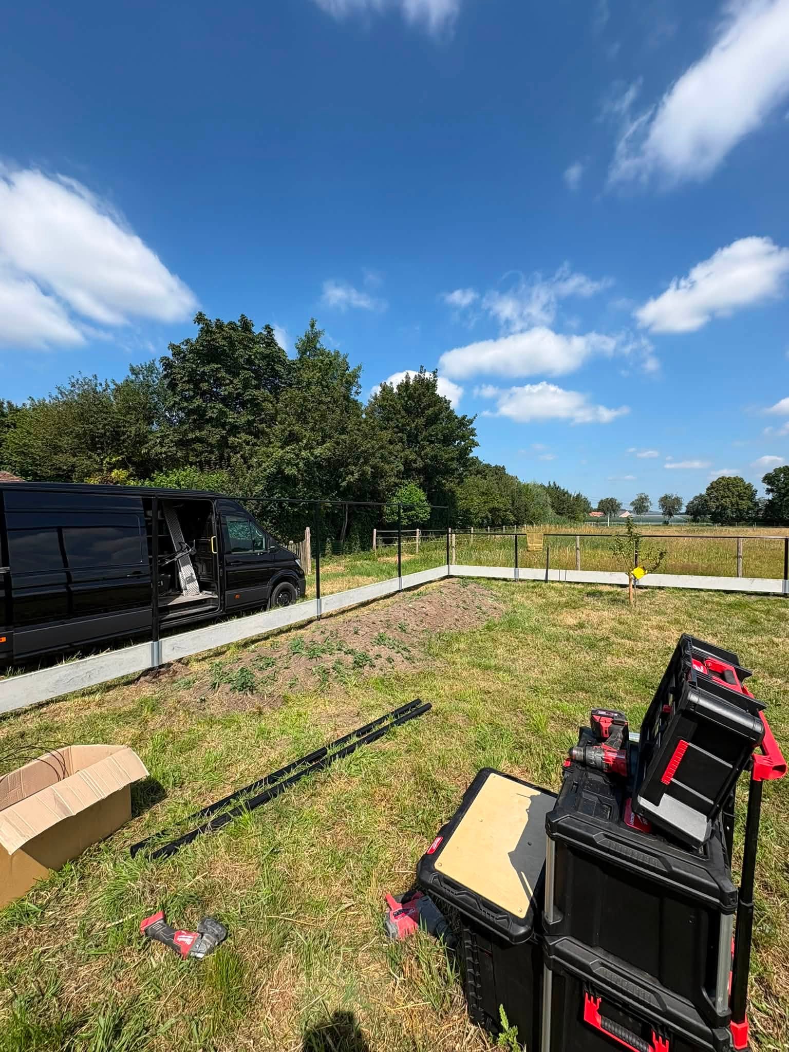 Draadafsluiting 180cm + betonplaat geplaatst door Watty Afsluitingen in Torhout