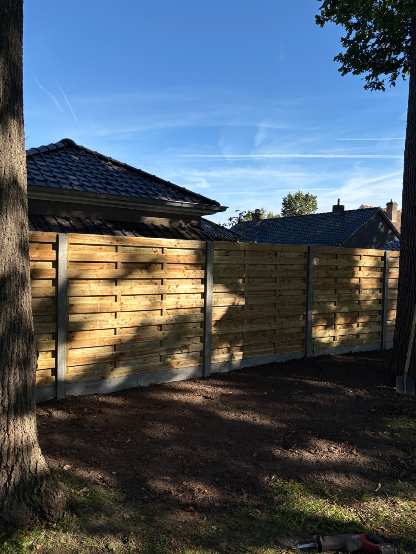 Houten schermen met betonpalen geplaatst door Watty Afsluitingen in Brugge