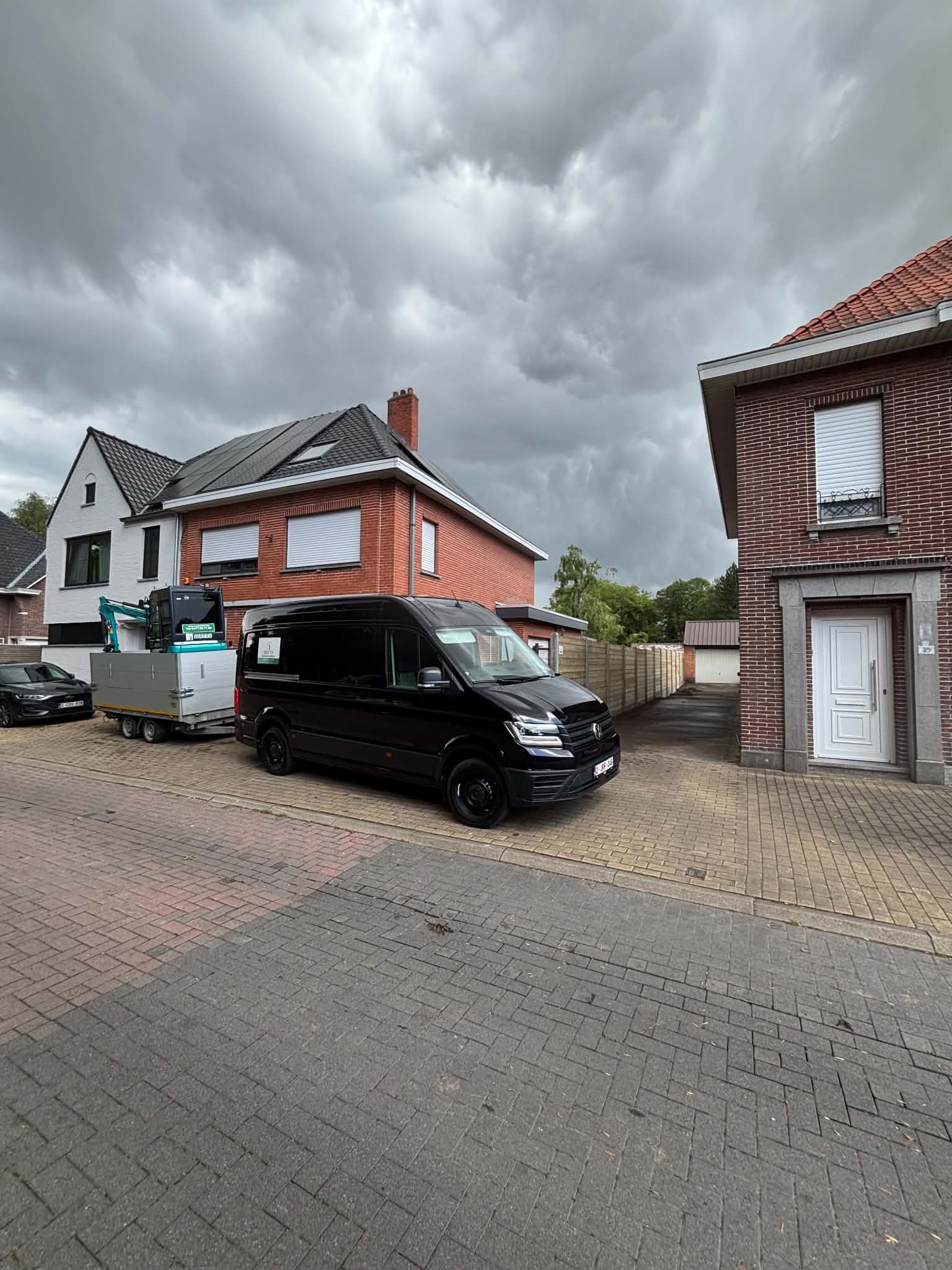 Tand en groefplanken met betonpalen geplaatst door Watty Afsluitingen in knesselare