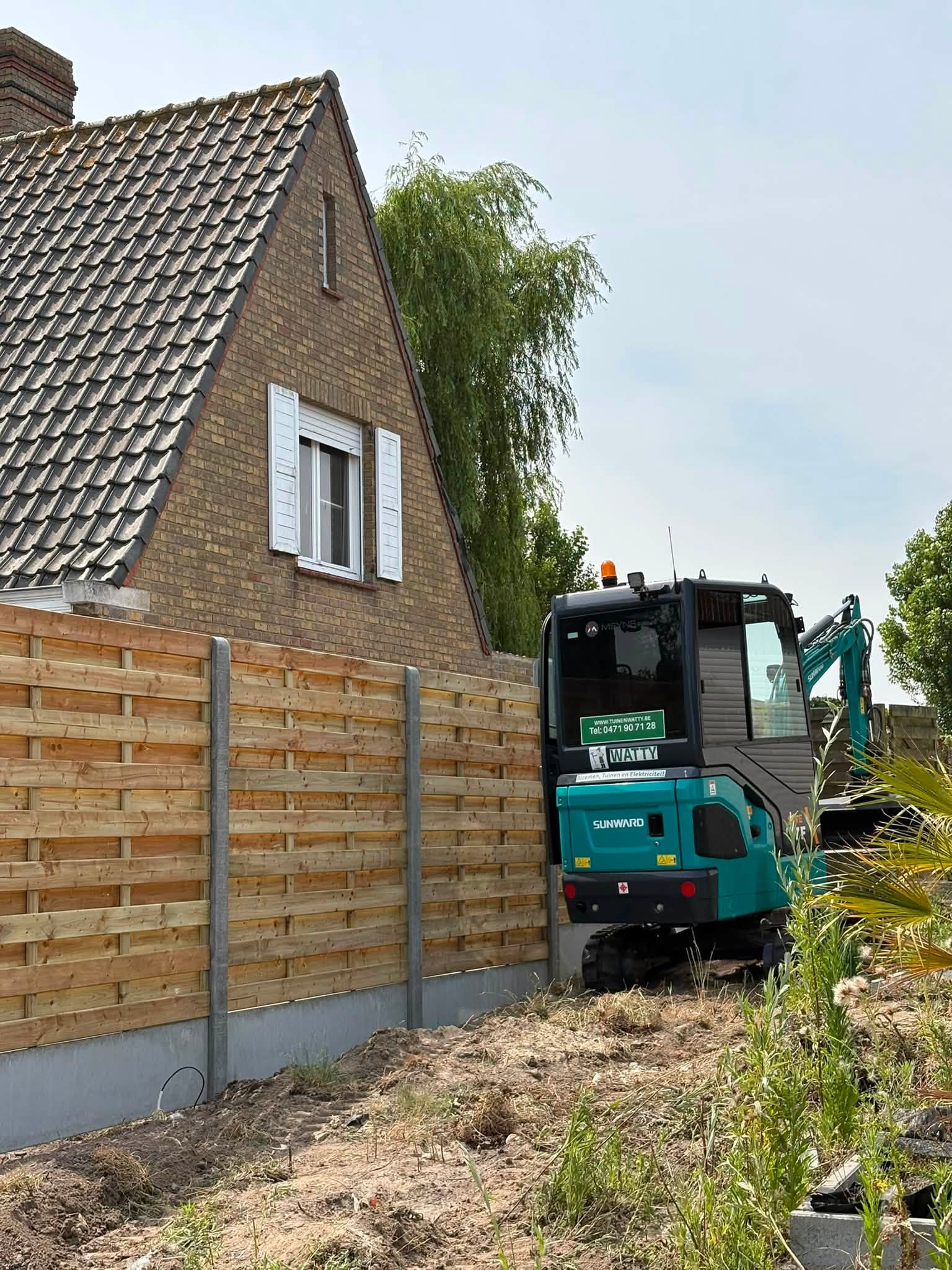 houtenscherm afsluiting op verschillende niveaus geplaatst door Watty Afsluitingen in Zandvoorde