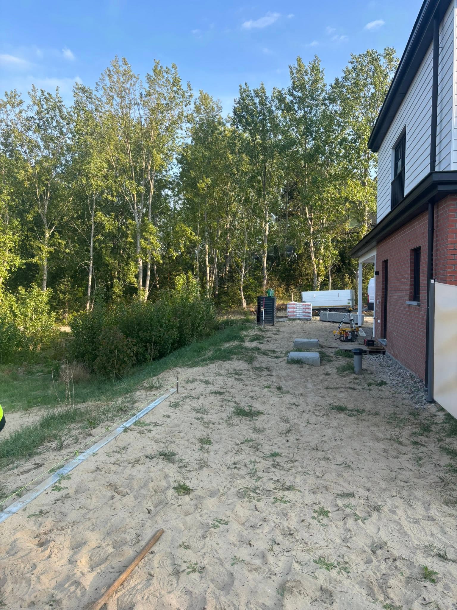 plaatsen van houten scherm afsluiting in de duinen met extra fundering geplaatst door Watty Afsluitingen in Koksijde