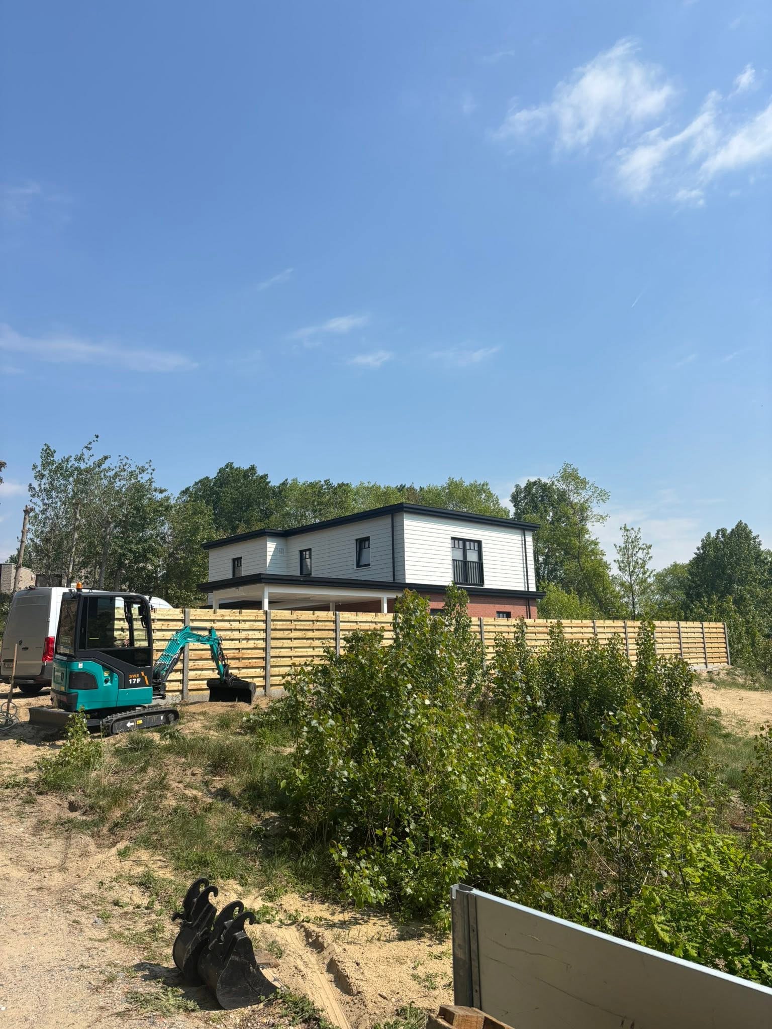 plaatsen van houten scherm afsluiting in de duinen met extra fundering geplaatst door Watty Afsluitingen in Koksijde