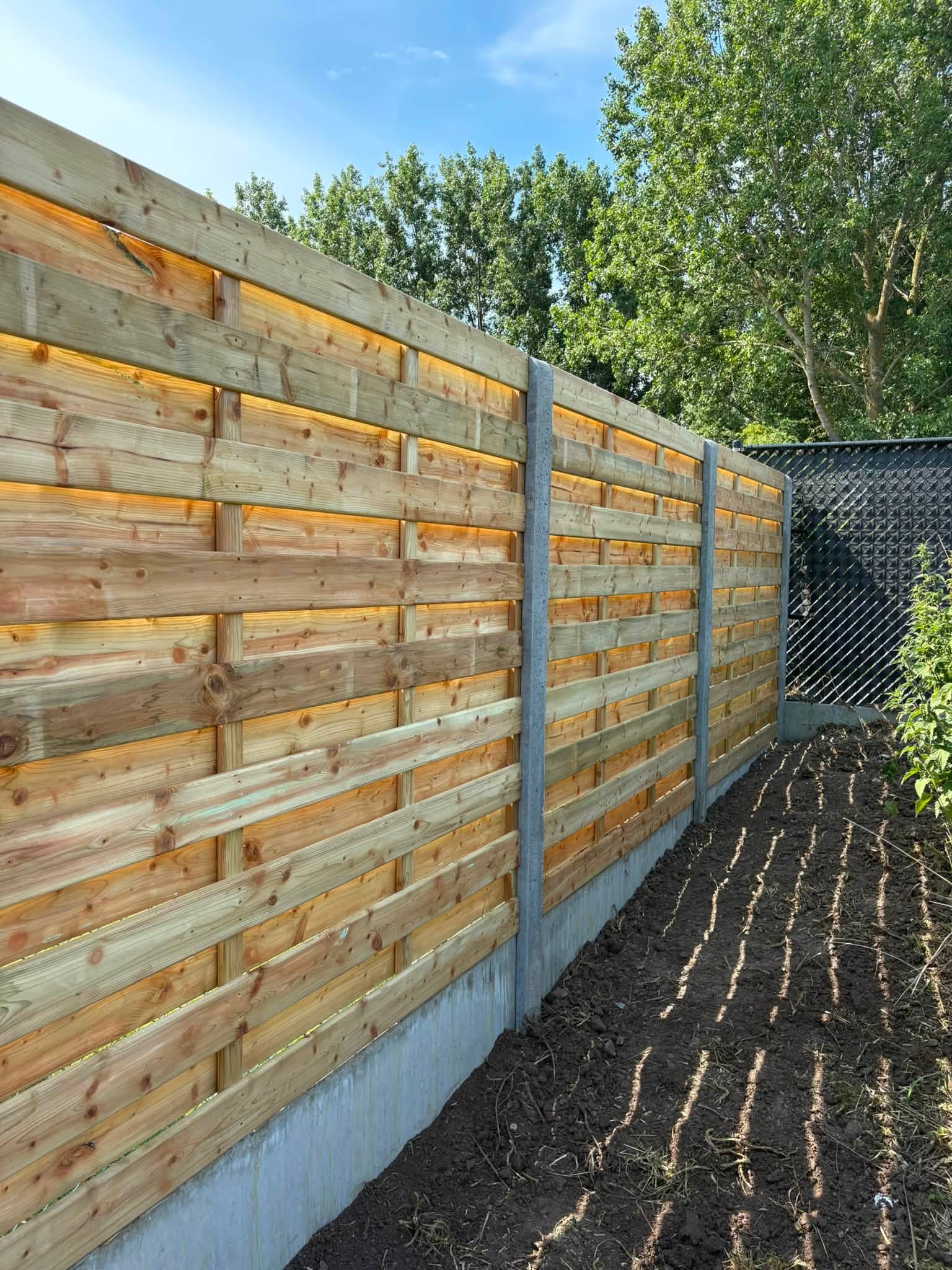 plaatsen houtenscherm afsluiting geplaatst door Watty Afsluitingen in Slijpe