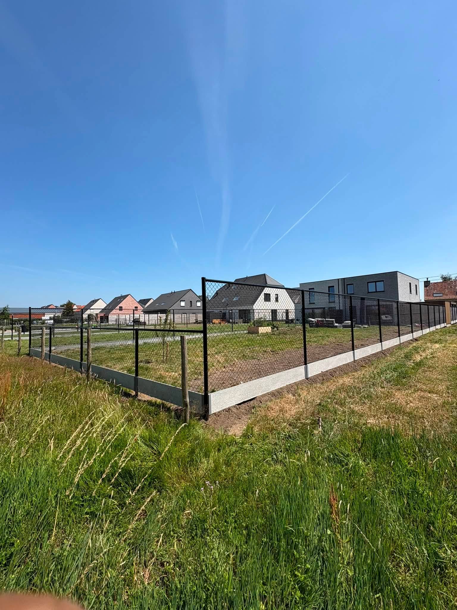 Draadafsluiting 180cm + betonplaat geplaatst door Watty Afsluitingen in Torhout